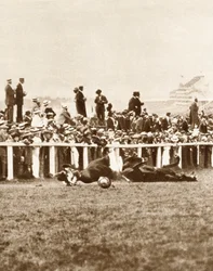 Emily Davison lanzándose frente al caballo del Rey durante el Derby, Epsom, Surrey