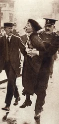 Emmeline Pankhurst arrestada por el Superintendente Rolfe fuera del Palacio de Buckingham, Londres, mayo de 1914