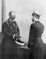 El Emperador Guillermo II de Alemania saludando al Zar Nicolás II de Rusia antes de la Primera Guerra Mundial