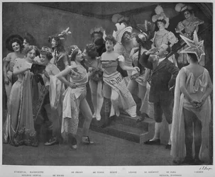 En escena para el tres!, 1900