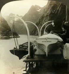 En ruta al Cabo Norte bordeando acantilados preciosos a lo largo del Lyngenfjord, Noruega, c. 1905