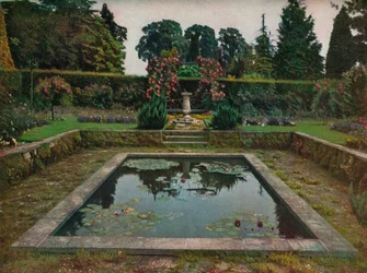 Jardín cerrado y estanque de lirios en Gatton Park, Surrey, 1914