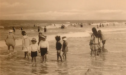 Niños Bañándose, c1900