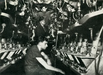 Sala de máquinas de un submarino británico, Segunda Guerra Mundial, 1945