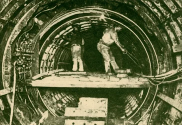 Ampliación de túneles en el Ferrocarril de la Ciudad y el Sur de Londres, mostrando nuevos y viejos diámetros, 1930