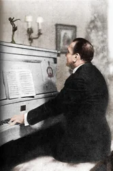 Enrico Caruso - Famoso tenor italiano al piano, c1925