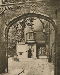 Patio de entrada y puerta de la Cartuja, c. 1935