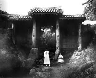 Entrada a un pueblo, Corea, 1900