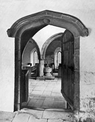 Entrada a la capilla, Haddon Hall, Derbyshire, 1924-1926