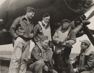 Ernie Pyle con una tripulación de bombarderos