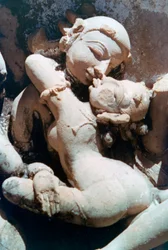 Escultura erótica, Khajuraho, India, hacia 950-1050, siglo XX