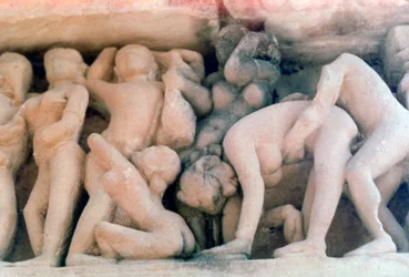 Escultura erótica, Khajuraho, India. hacia 950-1050. siglo XX