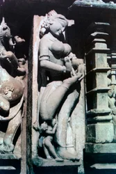 Escultura erótica, Khajuraho, India. c950-1050. siglo XX