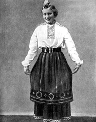 Mujer estonia con vestido tradicional, 1936