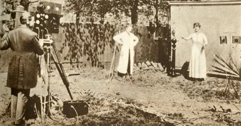 Eugene Lauste grabando la primera imagen en movimiento y sonido combinados, c1905
