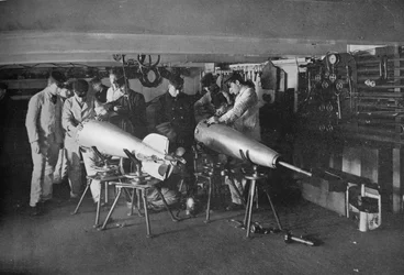 Examinando un torpedo, 1914