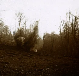 Explosión de un proyectil disparado por un tanque, c1914-c1918