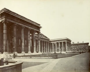Exterior del Museo Británico, Great Russell Street, Londres, 1887