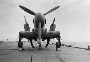 Avión Fairey Firefly listo para ser transportado al elevador del hangar, HMS Venerable, 1945