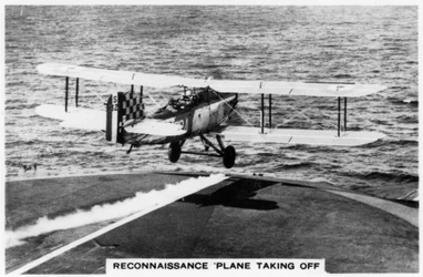Avión de reconocimiento Fairey III F despegando del portaaviones HMS Courageous, 1937