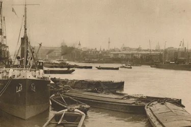 Barcos fieles que sirven a las necesidades de Londres: El Pool desde la Casa de Aduanas hasta Billingsgate