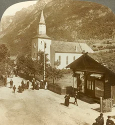Familias y vecinos en una mañana de domingo de verano en la iglesia del pueblo, Odde, Noruega, c. 1905