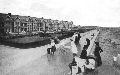 Familias paseando en New Parade, East Worthing, West Sussex, c1900s-c1920s