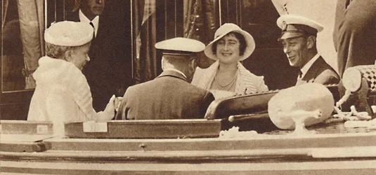 Broma familiar - dejando el yate real Albert y Victoria en Cowes, c1935 1937