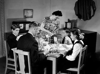Familia en el desayuno, c. 1948