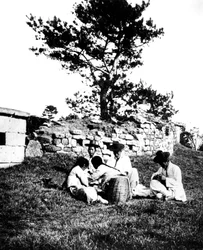 Familia disfrutando de un picnic, Corea, 1900