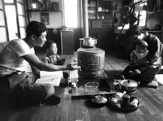Familia relajándose en su sala de estar, región de Hokkaido, Japón, 1963