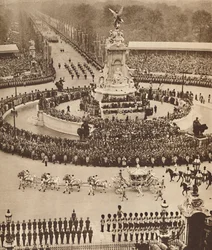 Fanfarria de trompetas, redoble de tambores, 12 de mayo de 1937