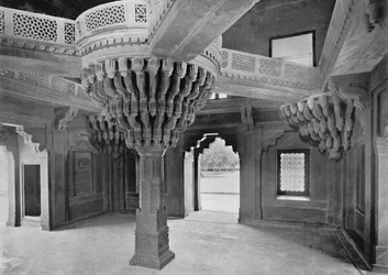 Fatehpur Sikri. Pilar en el Dewan-i-Khas, c. 1910