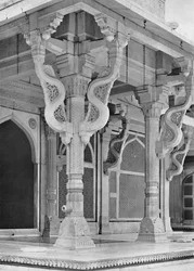 Fatehpur Sikri. Pilares en el frente de la tumba de Sheik Salem Christi, c1910