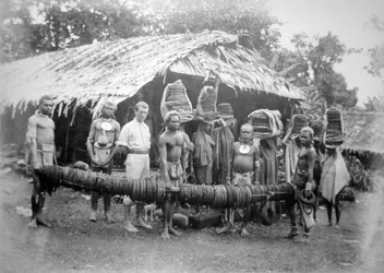 Dinero de plumas, llevado a la casa de Forrest en Nelua, 1892