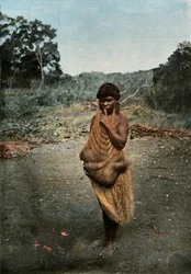Mujer australiana llevando a su hijo