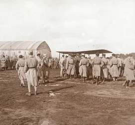 Avión de combate despegando, c1914-c1918