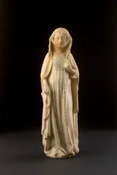Figura de una mujer de pie