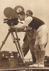 Cineasta - Haciendo un registro cinematográfico en uno de sus campamentos anuales para niños, 1927 1937