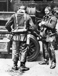 Bomberos poniéndose cascos de humo, Farringdon Street rubber works, Londres