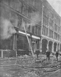 Bomberos combaten incendio en la ciudad, 1940