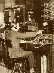 Primera llamada telefónica transatlántica, de Londres a Nueva York, 7 de marzo de 1926, 1935