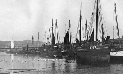 Barcos de pesca en el puerto de Port St Mary, Isla de Man, 1924-1926