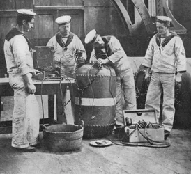 Instalación de una mina de contacto eléctrico, 1914