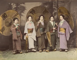[Cinco mujeres japonesas en vestido tradicional con parasoles], 1870s