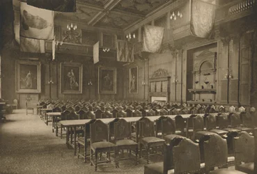 Gran Salón con banderas en el que la poderosa Compañía de Grocers celebra sus banquetes, c. 1935