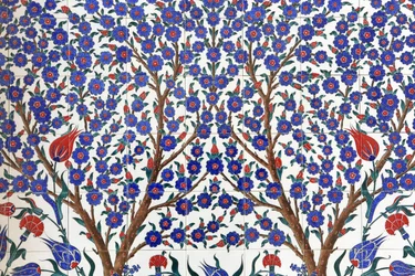 Flores. Uno de los 80 paneles de Iznik - azulejos cerámicos altamente decorados populares en el siglo XVI - que destacan en los edificios imperiales y religiosos de Estambul. Mezquita Sheikh Zayed. 1995. Emirato de Abu Dhabi