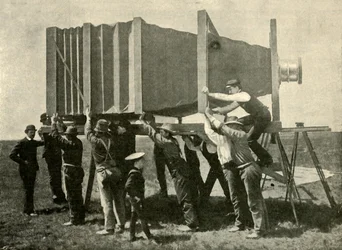 Enfocando la Cámara Gigante para el Trabajo, 1901