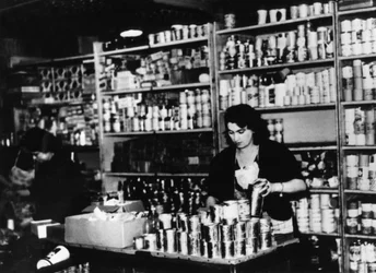 Tienda de alimentos en París ocupado, c1941