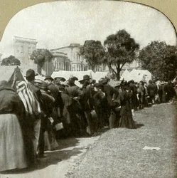 Formando fila para el pan en Jefferson Square, 1906